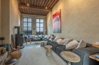 <p>Bent u op zoek naar een charmewoning in het historische centrum van Brugge? Deze woning is gelegen om de hoek van de Markt.</p>
<p>De woning werd de voorbije jaren technisch, energetisch en esthetisch gerenoveerd met o.a.: nieuwe leidingen sanitair, nieuwe verwarmingsketel, ramen, maatwerk keuken, nieuwe badkamer, airco, …</p>
<p>Daarnaast wordt het pand gekenmerkt door z’n authentieke deuren, balkwerk aan de plafonds, plafondhoogte, zichtbare dakgebintes,… . Dit alles werd behandeld tegen houtworm.</p>
<p>Indeling:</p>
<p>Gelijkvloers: royale inkomhal, leefruimte met open keuken, gelijkvloerse slaapkamer, dressing, badkamer en toegang tot de kelder (tongewelven - met technieken).<br />Eerste verdieping: tweede leefruimte met tweede keuken en tweede badkamer (momenteel gebruikt als studio voor een van de kinderen), slaapkamer 3 met toilet en douche. <br />Tweede verdieping: grote polyvalente slaapkamer, gekarakteriseerd door het zichtbare balkwerk.</p>
<p>Buiten: onderhoudsvriendelijke stadskoer.</p>
<p>De huidige eigenaars huren 2 garages in de omgeving en zijn bereid desgewenst deze huurcontracten over te dragen.</p>
<p>Van deze herenwoning genaamd “huis ‘land van belofte’ “ uw nieuwe thuis maken?</p>
<p>Contacteer Bonne Vastgoed 7 op 7 voor meer info via info@bonnevastgoed.be of 0468/10.40.40 .</p>