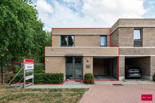 MIS DEZE BUITENKANS NIET! Uiterst rustig en toch vlakbij alle voorzieningen gelegen BEN-woning van 2022. Via de inkomhal met berging en...