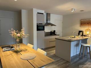 <p>De woning werd volledig gestript en volgens de nieuwste normeringen op vlak van <strong>energiezuinigheid </strong>afgewerkt. Het heeft een <strong>praktische indeling</strong> en werd ingericht met <strong>mooie vloeren en laminaat in de kamers</strong>, <strong>grote ramen</strong>, <strong>ruim binnenterras</strong>,<strong> nieuwe keuken</strong> <strong>en badkamer</strong>, enz.</p>
<p>Indeling: Aan de <strong>inkom </strong>heeft u ruim plaats voor het organiseren van een vestiaire. Er is een <strong>apart toilet met lavabo</strong> en een <strong>wasplaats</strong> met aansluiting voor wasmachine/droogkast en ruim plaats voor het drogen van was en te strijken. De <strong>woonkamer met open keuken</strong> is <strong>zeer ruim</strong>. Aan het <strong>eiland </strong>kan men plaatsnemen met hoge stoelen. Er is voldoende <strong>kastruimte </strong>om alles netjes op te bergen. Er is een <strong>vaatwas </strong>voorzien, <strong>keramische kookplaat, inbouwfrigo, oven, dampkap en dubbele wastafel. </strong>Er zijn <strong>3 ruime slaapkamers</strong> en een <strong>hobbyruimte</strong>. De mooi betegelde <strong>badkamer </strong>heeft een <strong>bad, inloopdouche, lavabomeubel</strong> en <strong>handdoekdroger</strong>. Er is een <strong>apart toilet op de gang</strong>.<br />Het <strong>ruim binnenterras </strong>is onderhoudsvriendelijk, dus bij het eerste straaltje zon kan u onmiddellijk genieten. De woning is <strong>volledig geschilderd</strong> en is voorzien van <strong>lichtarmaturen</strong>. <br /><br />Perfecte gelegen!<br /><strong>Op fietsafstand van het centrum van Kortrijk, vlot naar de E17. Rustige ligging.</strong><br />Praktisch in een straat met betalend parkeren, is de<strong> dubbele garage </strong>achteraan de woning voor een <strong>grote en kleine wagen</strong> of <strong>1 grote wagen en fietsen</strong>,...<br /><br />Vrij vanaf <strong>01/11/2026</strong><br />Huurprijs: <strong>1100 Euro/maand</strong><br /><br />Interesse in en bezoek? Schrijf je in via onze website op het bezoekmoment dinsdag 25/8 van 16 tot 17u.</p>
<p> </p>