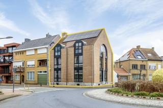 Ontdek dit volledig gerenoveerd kantoorgebouw, verdeeld over 3 verdiepingen, met 7 afgesloten kantoorruimtes en een ruime vergaderzaal.Dit pand...