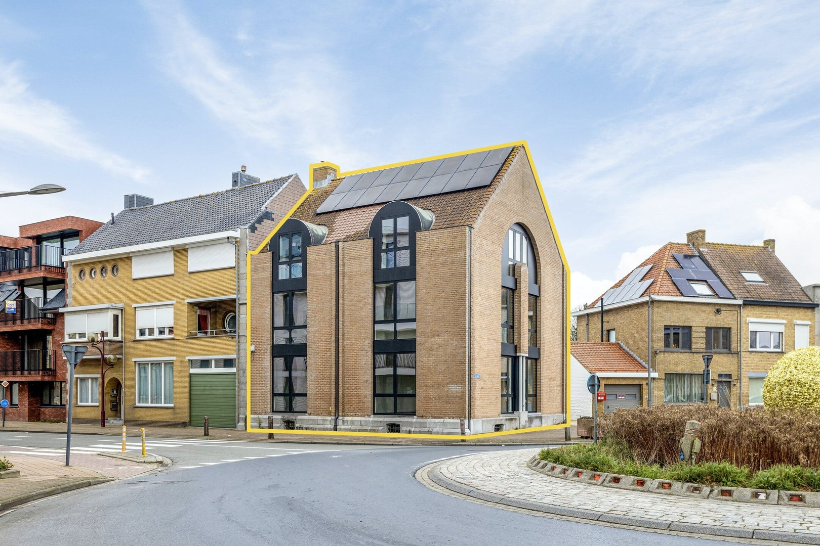 Gerenoveerd kantoorgebouw te koop in het centrum van Veurne. - foto 1