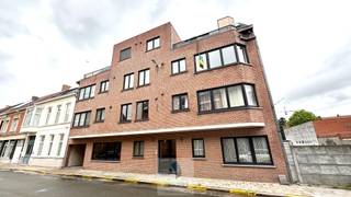 Op zoek naar een ruim appartement in Deinze?Dit verzorgde appartement in de Achiel Van Eechautestraat combineert rustig wonen met een vlotte...