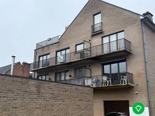 Dit appartement is gelegen in de Residentie Nathalie. Dit op de tweede verdieping! Bestaande uit: propere, vernieuwde gemeenschappelijke hal - lift - inkomhal - apart toilet - lichtrijke living - aparte keuken - berging - groot terras - 2 volwaardige slaapkamers - badkamer met lavabo/bad/douche. Op het gelijkvloers hebben we nog een bij te huren garage. (garage verplicht bij te huren). <br /><br />Troeven: <br />- Gunstige EPC-score<br />- Centrale ligging op wandelafstand van winkels, het stadscentrum... <br />- Lichtrijk! <br />- Propere, rustige residentie<br /><br />Beschikbaar vanaf 15/02/2026. Maximum voor 4 personen. Huurprijs 740 euro/mnd + 35 syndic euro/mnd + 60 garage euro/mnd. (garage verplicht bij te huren). <br /><br />Bij interesse, gelieve enkel en alleen te reageren via het contactformulier. Wij contacteren u terug van zodra een bezoek mogelijk is.