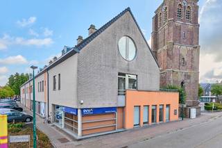 Op zoek naar een veelzijdige handelsruimte met topligging? In het centrum van Meeuwen, pal onder de kerktoren, is dit ruime handelsgelijkvloers van 184 m² beschikbaar. Het pand is nog tot het einde van 2025 in gebruik als kantoor, maar is dankzij zijn indeling geschikt voor diverse doeleinden. Door de vele glaspartijen is er veel daglicht aanwezig en kan er indien nodig een mooie vitrine ingericht worden. <br /><br />Troeven:<br />-Centrale ligging met uitstekende zichtbaarheid<br />-Twee aparte ingangen: opsplitsing mogelijk<br />-Kelder met archiefruimte (20 m²)<br />-Ruime parkeerbox met sectionaalpoort inbegrepen<br />-Voldoende parkeergelegenheid in de omgeving<br /><br />Dit pand biedt ondernemers maximale flexibiliteit: gebruik het geheel of deel het op voor twee aparte activiteiten. Ideaal voor kantoor, praktijk of commerciële invulling.<br /><br />Interesse? Contacteer ons vandaag nog voor meer informatie of een bezoek op 011/39.90.50 of info@jansenrealestate.be