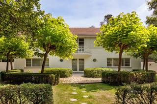 <p><span>Villa d'architecte exclusive avec piscine dans le prestigieux quartier de Bellemond</span></p><p><span>Dans </span><span>le quartier</span><span>recherché </span><span>de Bellemond</span><span> à </span><span>Gravenwezel</span><span>, vous trouverez cette </span><span>luxueuse villa d'architecte</span><span> conçue par </span><span>John Bontinck</span><span>, où </span><span>la lumière, l'espace et l'intimité</span><span> occupent une place centrale. Entourée de verdure et parfaitement orientée, vous profiterez ici d'une expérience de vie unique à proximité des </span><span>écoles</span><span>, des </span><span>commerces</span><span> et des </span><span>transports en commun</span><span>.</span></p><p><span>En entrant, vous êtes immédiatement plongé </span><span>dans un sentiment de vacances</span><span>. </span><span> L'impressionnant </span><span>espace de vie</span><span> avec </span><span>cheminée</span><span> et </span><span>parquet</span><span> est baigné de lumière naturelle grâce aux grandes fenêtres et au volume continu. L'intérieur et l'extérieur se fondent parfaitement, avec un accès direct à la </span><span>terrasse orientée sud-ouest</span><span>, au </span><span>jardin paysager</span><span> et à la </span><span>piscine chauffée</span><span>.</span></p><p><span>La </span><span>cuisine design avec îlot</span><span> est entièrement équipée et offre une vue imprenable sur la verdure. Une </span><span>salle d'eau avec accès extérieur</span><span> complète le confort.</span></p><p><span>A l'étage, le </span><span>loft</span><span> crée une atmosphère ouverte et aérée. </span><span>La suite parentale</span><span>, avec </span><span>son dressing et sa salle de bains</span><span>, est un véritable espace privé. En outre, il y a </span><span>3 chambres à coucher de taille normale</span><span> et une deuxième </span><span>salle de bains</span><span>.</span></p><p><span>Le </span><span>jardin à perte de vue</span><span>, avec plusieurs terrasses et une piscine, est une oasis de tranquillité. </span><span>Garage intérieur pour 2 voitures</span><span> et grande allée disponible.</span></p><p><span>Avantages :</span></p><ul><li><span>Architecture de pointe avec un maximum de lumière</span><span> </span></li><li><span>Piscine chauffée &amp; orientation parfaite</span><span> </span></li><li><span>4 chambres, 2 salles de bains</span><span> </span></li><li><span>Chauffage au sol, sols coulés &amp; panneaux solaires</span><span> </span></li><li><span>EPC favorable : 164 kWh/m²</span><span> </span></li></ul><p><span> </span></p><p><span>Vous souhaitez visiter cette propriété exclusive ? Contactez-nous à 036466655 ou info@sinjoor.be.</span></p>