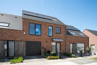 Bezoekdag op 16 mei van 14h tot 16h ( op afspraak)Ontdek deze recente nieuwbouwwoning (bouwjaar 2021) die comfort, ruimte en energiezuinigheid...