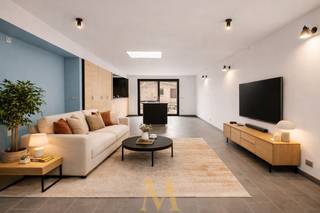Deze instapklare woning in de Centrumstraat combineert een centrale ligging met modern wooncomfort. In 2017 werd ze volledig gerenoveerd, met een doordachte indeling en veel lichtinval als resultaat. De leefruimte met open keuken vormt het hart van de woning en geeft uit op de zonnige, zuidwestgerichte tuin met praktische berging en achtertoegang.<br /><br />Bij binnenkomst geniet u van een verzorgde inkomhal met toegang tot de garage (automatische poort) en een droge kelder. Het gelijkvloers is uitgerust met energiezuinige vloerverwarming op gas. Op de eerste verdieping vindt u twee ruime slaapkamers met ingemaakte kasten en een stijlvolle badkamer met inloopdouche en dubbele lavabo. De zolderverdieping, bereikbaar via een vaste trap, is ingericht als volwaardige master bedroom met maatkasten en extra comfort dankzij een lucht-lucht warmtepomp (verwarmen én koelen).<br /><br />Met een gunstig EPC-label B (102 kWh/m²), conforme elektriciteit en 10 zonnepanelen is deze woning niet alleen comfortabel, maar ook energiezuinig en zorgeloos.<br /><br />Troeven:<br />✔ Volledig gerenoveerd en instapklaar<br />✔ Energiezuinig (EPC B) + zonnepanelen<br />✔ Zuidwestgerichte tuin met achtertoegang<br />✔ Garage en extra parkeermogelijkheid<br />✔ Centrale ligging nabij E17 en voorzieningen<br /><br />📞 Interesse? Contacteer Maxime Vanneste via 0498 44 78 00 of info@maximevanneste.be<br /> en plan uw bezoek!
