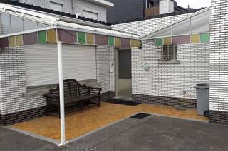 In het centrum van Hallaar gelegen woning met drie slaapkamers.<br />Dit goed onderhouden huis omvat verder een inkomhal, royale leefruimte, ingerichte keuken, wasplaats/berging, toilet, twee badkamers en een garage voor één wagen. Verder beschikt de woning over een zeer grote zolderruimte, een droge kelder, een overdekt terras met zonneluifel en een riante tuin.<br /><br />De locatie is ronduit interessant, de woning is gelegen op 100 meter van de plaatselijke basisschool.<br />Het centrum van Heist-op-den-Berg is bereikbaar in enkele minuten.<br /><br />De eigenaar geeft de voorkeur aan kandidaten zonder huisdieren.<br />Uiteraard zijn we op zoek naar huurders die rust, orde en netheid weten te respecteren.<br />Datum beschikbaarheid 1 september 2026.<br /><br />Meer info of een afspraak inplannen ter bezichtiging?<br />Telefonisch contact via 0473333333 of mail philip@wijns.be