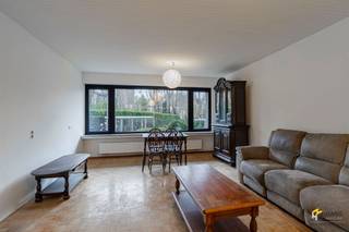 <p><span>Instapklaar appartement (95 m²) met 3 slaapkamers in Borgerhout.</span></p><p><span> </span></p><p><span>Op de grens van Borgerhout en Deurne, recht tegenover het Rivierenhof, bevindt zich op het gelijkvloers van een verzorgd gebouw dit instapklare hoekappartement. Dankzij deze topligging geniet je van een uitstekende bereikbaarheid met tram, bus, velo en wagen, terwijl het uitgestrekte groen van het Rivierenhof letterlijk aan je overkant ligt.</span></p><p><span> </span></p><p><span>Het appartement maakt deel uit van een verzorgd en goed onderhouden gebouw waarvan het dak geïsoleerd is. De maandelijkse vaste kosten bedragen €1.000/kwartaal en omvatten verwarming op gas, water, blokpolis, syndicus, lift, reservefonds en het onderhoud en de elektriciteit van de gemene delen — een duidelijk en volledig pakket.</span></p><p><span>Het appartement werd grotendeels gerenoveerd en verkeert in goede staat. De elektriciteit is conform, de ramen werden vernieuwd naar PVC met hoogrendementsglas en automatische rolluiken, en ook de keuken werd recent aangepakt. Kortom: een solide en instapklare basis.</span></p><p><span>Je betreedt het appartement via de L-vormige inkomhal met ingemaakte vestiairekast. Rechts bevindt zich de ruime leefruimte (30 m²) met aangrenzend de aparte keuken (9 m²) met basisuitrusting.</span></p><p><span>Verder zijn er drie volwaardige slaapkamers van 9 m², 11 m² en 15 m². De badkamer (4 m²) is uitgerust met een ligbad/douche en lavabomeubel. Het toilet is apart voorzien.</span></p><p><span>Ben je op zoek naar een instapklaar gelijkvloersappartement met drie slaapkamers en een degelijke afwerking? Mis deze kans niet! Bewoonbare opp. 95 m² ref.: bruto vloeropp. Voor meer info of een gratis schatting surf naar </span><span><span>www.hansimmo.be</span></span></p><p><span> </span></p>