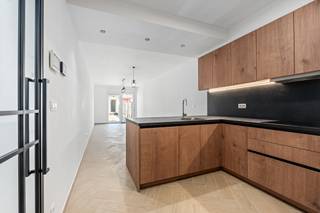 <p>Gerenoveerde en energiezuinige confortawoning nabij openbaar vervoer en belangrijke invalswegen.<br /><br />Deze woning combineert een rustige ligging met een vlotte bereikbaarheid naar winkels, scholen en het openbaar vervoer. De woning werd recent grondig gerenoveerd en afgewerkt in een eigentijdse stijl, waardoor u meteen comfortabel kunt wonen. Met drie volwaardige slaapkamers, allemaal voorzien van praktische ingemaakte kasten, biedt deze woning veel mogelijkheden voor gezinnen, thuiswerk of hobbyruimte.<br /><br />• Ruime woonkamer met aangename lichtinval<br />• Moderne open keuken uitgerust met inductiekookplaat, combi-oven, vaatwasser, koelkast, diepvries en dampkap<br />• Berging met aansluiting voor wasmachine en droogkast<br />• Badkamer voorzien van inloopdouche, ligbad en dubbel lavabomeubel<br />• Drie volwaardige slaapkamers met ingemaakte kasten<br />• Gezellige tuin van 40 m² met tuinhuis<br /><br />Troeven<br />• Rustige woonwijk met winkels, scholen, openbaar vervoer en invalswegen dichtbij<br />• Volledig gerenoveerde woning met moderne afwerking<br />• Zeer energiezuinig met label A!<br /><br />Neem vandaag nog contact op met je ERA-makelaar voor een bezoek. JOUW DROOMHUIS. ZO GEVONDEN!</p>