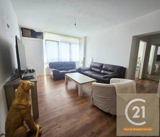 Deze woning op de begane grond combineert modern comfort met een bevoorrechte ligging. <br />Bij binnenkomst treedt u een lichte leefruimte binnen met een praktische en aangename indeling. De keuken komt uit op een eigen binnenplaats, perfect om te genieten van mooie dagen, een etentje met vrienden te organiseren of gewoon in alle rust te ontspannen.<br />Het appartement heeft twee slaapkamers, een badkamer, twee aparte toiletten en een keuken die u zelf kunt kiezen op basis van uw dagelijkse gewoonten en behoeften. De nieuwe kozijnen met elektrische rolluiken zorgen voor een uitstekende geluids- en warmte-isolatie, wat bijdraagt aan een energiezuinig gebouw en lagere energierekeningen.<br />Een andere zeldzame troef in het stadscentrum: een privégarage is verplicht bij het appartement inbegrepen voor 21.000 € extra, waardoor u altijd verzekerd bent van een veilige parkeerplaats.<br />Dankzij de ligging in het hart van Vilvoorde zijn alle voorzieningen direct bereikbaar: winkels, scholen, openbaar vervoer en belangrijke verkeersaders. Dit appartement is een ideale kans voor een koppel, een klein gezin of een investeerder die op zoek is naar een woning zonder renovatiewerkzaamheden, die comfort, functionaliteit en rendement combineert.<br />Voor meer informatie kunt u onmiddellijk contact met ons opnemen en onze website www.Century21hsh.be bezoeken.