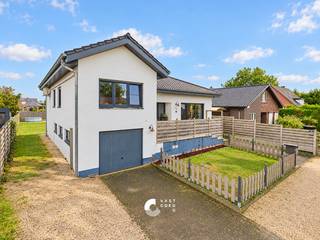 Sfeervolle en verrassend ruime gezinswoning op 774 m²<br /><br />Op zoek naar een woning met ruimte, rust én karakter? Dan is deze verrassend ruime gezinswoning zeker het ontdekken waard. Gelegen op een mooi oost gericht perceel van 774 m², in een rustige en kindvriendelijke omgeving, geniet je hier van een fijne combinatie van groen, privacy en een vlotte bereikbaarheid.<br /><br />De woning werd in 2018 grondig vernieuwd en is sindsdien helemaal mee met de tijd. Tegelijk bleef er voldoende karakter en gezelligheid behouden. De landelijke sfeer zorgt meteen voor een warm en huiselijk gevoel.<br /><br />Ook aan ruimte geen gebrek. De woning is volledig onderkelderd en biedt daardoor heel wat extra mogelijkheden. Denk aan een speelkamer, hobbyruimte, werkplek of gewoon veel bergruimte. Achteraan in de tuin staat bovendien nog een polyvalente ruimte van maar liefst 30 m². Ideaal als atelier, werkplaats of creatieve ruimte.<br /><br />In 2018 werden onder meer de keuken, badkamer, ramen en deuren, dak, elektriciteit, vloeren en binnendeuren vernieuwd. Daarnaast beschikt de woning over 16 zonnepanelen met een vermogen van 4.880 WP.<br /><br />INDELING<br /><br />Gelijkvloers:<br /><br />- Inkomhal<br />- Lichtrijke leefruimte<br />- Gezellige keuken met mooi Boretti-fornuis en zicht op de tuin<br />- Achter inkom met gastentoilet<br /><br />Eerste verdieping<br /><br />- Slaapkamer 1 met airco<br />- Slaapkamer 2 met airco<br />- Slaapkamer 3<br />- Vernieuwde badkamer met douche en lavabo<br /><br />Kelder<br /><br />- Garage met smeerput<br />- Wasplaats met handige inbouwkasten<br />- Ruime speelkamer/hobbyruimte<br /><br />Buiten<br /><br />- Oostgerichte tuin op 774 m²<br />- Ruime polyvalente werkplaats van 30 m²<br />- Gezellig overdekt terras<br />- Deels omheind<br /><br />In 2018 werden onder meer de keuken, badkamer, ramen en deuren, dak, elektriciteit, vloeren en binnendeuren vernieuwd. Daarnaast beschikt de woning over 16 zonnepanelen met een vermogen van 4.880 Wp.<br /><br />TROEVEN<br /><br />+ Verrassend ruime gezinswoning<br />+ Instapklaar<br />+ Oostgericht perceel van 7a74ca<br />+ Rustige en kindvriendelijke ligging<br />+ Volledig onderkelderd<br />+ Polyvalente ruimte van 30 m²<br />+ Conforme elektriciteit<br />+ 16 zonnepanelen 4.880 WP<br />+ Airco in 2 slaapkamers<br /><br />Is deze woning iets voor jou? Contacteer ons en we helpen je graag dichtblij verder!