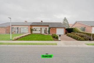 Deze instapklare bungalow te koop in Dikkebus biedt een uitzonderlijk wooncomfort op het gelijkvloers, gecombineerd met een rustige ligging nabij het centrum. Met een bewoonbare oppervlakte van 133 m², drie slaapkamers en een zuidgerichte tuin vormt deze woning de ideale match voor wie op zoek is naar een aangename gezinswoonst met potentieel.<br /><br />Binnenin wacht een praktische indeling die meteen uitnodigt tot ontspannen wonen. De lichtrijke leefruimte geniet van een mooi open zicht, terwijl de keuken en naastliggende ruimtes een vlotte circulatie doorheen de eigendom mogelijk maken. Dankzij het gelijkvloerse karakter is dit huis bijzonder toegankelijk en comfortabel in gebruik. De drie slaapkamers zorgen voor voldoende ruimte voor het hele gezin, en de badkamer biedt alle basiscomfort. Hoewel de woning licht op te frissen is, beschikt ze over een solide structuur en een EPC-label D, wat de ideale basis vormt voor wie graag naar eigen smaak verder wil moderniseren.<br /><br />Buiten geniet je van een gezellige zuid gerichte tuin die perfect is voor zonnige dagen, en dankzij de garage en ruime oprit is parkeren geen enkel probleem. De ligging in Dikkebus, op korte afstand van Ieper, biedt zowel rust als een vlotte bereikbaarheid.<br /><br />Wil je deze ruime woning in Dikkebus zelf ontdekken? Neem contact op met Immo Francois voor een bezoek.<br /><br />Woning verkopen in Ieper? Vraag je gratis schatting aan bij Immo Francois, jouw lokale makelaar.<br /><br />