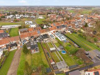 Op een uitstekende locatie in Deerlijk vinden we deze veelzijdige en uiterst goed onderhouden handelswoning (slagerij + woonst), ideaal voor wie wonen en werken wil combineren of op zoek is naar een eigendom met extra ruimte en potentieel.

In de woning vinden we op de gelijkvloers een ruime keuken met aansluitend een leefruimte. Boven zijn er 4 volwaardige slaapkamers en een geïsoleerde zolder. Achteraan geniet u van een grote, zonnige tuin met bovendien een tweede uitweg, wat een echte meerwaarde vormt op vlak van toegankelijkheid en mogelijkheden. 

Daarnaast omvat het pand een handelsruimte van ca. 160m², die momenteel ingericht is als slagerij. Deze ruimte werd vernieuwd in 2002 en kan eenvoudig worden aangepast of heringedeeld naar eigen wensen: winkelruimte, praktijk, atelier, kantoor, opslagruimte of multifunctionele invulling behoren allemaal tot de opties.

Troeven: ruime woning, super onderhouden, energiezuinig en instapklaar. 

Kortom: een instapklaar eigendom met een sterke combinatie van wooncomfort en commerciële/multifunctionele mogelijkheden, ideaal voor zelfstandigen, vrije beroepen of gezinnen die ruimte zoeken.

Interesse? Meer informatie via feline@immobeguin.be