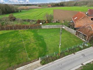 Voor meer informatie of een bezoek, bel 02/884.23.23 - Pajottegem: In een rustige en groene straat, biedt Topo-Immo u deze strategisch gelegen en...