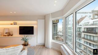 À quelques pas de la digue et bénéficiant d’une vue latérale sur la mer et la place Rubens, ce magnifique appartement entièrement rénové offre...