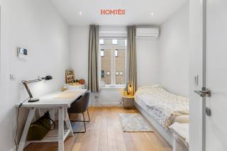Deze welgelegen studentenkamer situeert zich op de 1ste verdieping van een kleinschalige en gezellige residentie dat recent volledig vernieuwd werd. Door de kwalitatieve materiaalkeuze en het behoud van authentieke elementen is deze residentie geen standaard studentenwoning. We bevinden ons op een uitermate strategische locatie in de welbekende Andreas Vesaliusstraat, op een boogscheut van de faculteiten, het station en met alle voorzieningen in de onmiddellijke nabijheid. Deze mooie kamer heeft een oppervlakte van 18 m<sup>2</sup> en is voorzien van een individuele badkamer (wastafel, douche en toilet), bevindt zich aan de rustige achterzijde van het gebouw en wordt verwarmd aan de hand van een lucht-luchtwarmtepomp systeem ( zowel koeling als verwarming). De kamer beschikt over een privatieve badkamer met douche, toilet en lavabo en is onder andere voorzien van een bedframe, bureau, kleerkast en koelkast. Op de gelijkvloerse verdieping is tevens een gemeenschappelijke ruimte met een volledig geïnstalleerde keuken met aansluitend een gezellig stadsterras voor de ultieme studentenbeleving. Belangrijk: de kamer is momenteel verhuurd voor het lopende academiejaar, wat dit een zorgeloze investering maakt. Of u nu een studeerplek zoekt voor uw zoon of dochter of een slimme investering met zekerheid, deze studentenkamer biedt comfort, rust en een toplocatie in Leuven. Mis deze kans niet en contacteer ons via info@homies.be / 016 22 82 22!<br />