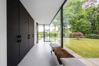 Gelegen op een rustige locatie, vlakbij het Zoerselbos, bevindt zich deze moderne luxe villa op ca. 2.339 m². Een villa met zeer veel...