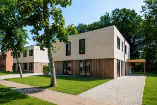 Bent u op zoek naar een energie-neutrale nieuwbouwwoning op een toplocatie in Brasschaat? Dan is dit precies wat u zoekt. Gelegen in de Rode Kruislei, een rustige doodlopende straat in een groene en residentiële woonomgeving, geniet u hier van de perfecte combinatie tussen rust en een centrale ligging. Zowel het gezellige centrum van Brasschaat, met zijn winkels, horecazaken en andere voorzieningen, als het prachtige Gemeentepark bevinden zich op wandelafstand. Bovendien bent u dankzij de vlotte verbindingen via de Bredabaan, de E19 en de Antwerpse Ring snel op uw bestemming.<br /><br />Deze stijlvolle nieuwbouwwoning, ontworpen door DBX Architects, combineert een tijdloze architectuur met een doordachte indeling, hoogwaardige afwerking en duurzame technieken. Dankzij de zonnepanelen, warmtepomp en het ventilatiesysteem type D is de woning volledig energieneutraal, wat garant staat voor een uitzonderlijk wooncomfort en bijzonder lage energiekosten.<br /><br />Op het gelijkvloers vormt de lichtrijke leefruimte met grote raampartijen en een prachtig zicht op de zuidgerichte tuin het hart van de woning. De stijlvolle open keuken sluit hier naadloos op aan en creëert een aangename leefomgeving waar koken, tafelen en ontspannen harmonieus samenkomen. Daarnaast bevindt zich op deze verdieping een veelzijdige extra ruimte, ideaal als bureau of hobbyruimte.<br /><br />Op de eerste verdieping bevindt zich de royale masterbedroom met een stijlvolle ensuite badkamer. Daarnaast beschikt de woning over drie extra volwaardige slaapkamers. Een tweede, volledig uitgeruste badkamer biedt alle comfort voor het hele gezin. Tot slot is er een praktische berging met aansluitingen voor een wasmachine en droogkast.<br /><br />Kortom, een instapklare en toekomstgerichte gezinswoning waar duurzame technieken, hoogwaardige afwerking en een uitstekende ligging perfect samenkomen.<br /><br />*Verkoop onder registratierechten op het grondaandeel en 21% btw op de constructie.<br /><br />Interesse?<br />Contacteer LISTED voor een bezoek: +32 3 283 51 51<br />