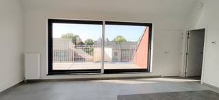 <p><span>Vlakbij het centrum van Kontich vinden we dit prachtig appartementsgebouw met 4 BEN (Bijna Energie Neutraal) appartementen. </span></p><p><span>Dit 1-slaapkamerappartement bevindt zich op de tweede verdieping met op het dak zonnepanelen.</span></p><p><span> </span></p><p><span>Indeling</span></p><p><span>Via de trap komen we binnen in de inkomhal met apart toilet (met handenwasser). Via de inkomhal betreden we de leefruimte met een hoogte van maar liefst 3,7 meter wat het geheel zeer ruim doet aanvoelen. De open keuken is volledig ingericht met kasten en toestellen (vaatwasser, dubbele spoelbak met druip, keramisch kookvuur met dampkap, combi-oven en koelkast). Er zijn 2 bergingen voorzien waarvan 1 voorzien is van de aansluitingen voor wasmachine en droogkast. Een grote raampartij geeft toegang tot het zuid-gerichte terras (10 m</span><span><sup>2</sup></span><span>).</span></p><p><span> </span></p><p><span>Wanneer we teruggaan komen we opnieuw via de inkomhal in de ruime slaapkamer op laminaat (15 m</span><span><sup>2</sup></span><span>). De badkamer betreden we via de slaapkamer en is voorzien van een dubbele lavabo (met meubel) en douche. </span></p><p><span> </span></p><p><span>Pluspunten</span></p><ol><li><span>Op de slaapkamer na is het volledige appartement voorzien van een gebruiksvriendelijke tegelvloer. </span></li><li><span>Zonnepanelen </span><span>en zeer laag energieverbruik (BEN-appartement)</span></li><li><span>Gemeenschappelijke fietsenstalling</span></li><li><span>Vlakbij het centrum van Kontich en invalswegen</span></li></ol><p><span> </span></p><p><span>Nuttige informatie:</span></p><ul><li><span>EPC A 40kWh/m²J</span></li><li><span>Maandelijkse kosten: 30 euro/maand</span></li></ul><ul><li><span>Plaatsbeschrijving: 225 euro per partij</span></li><li><span>Beschikbaar: 01/01/2026</span></li><li><span>Huurwaarborg: 3 maanden</span></li></ul><p><span> </span></p><p><span> </span></p><p><span>Boek nu zelf ONLINE uw afspraak in. Surf naar het betreffende eigendom op onze website <span>www.habicom.be</span></span><span> en klik op de roze knop </span><span>'Vraag je bezoek aan'</span><span>. </span></p><p><span>Voor meer info surf naar <span>www.habicom.be</span></span><span>.</span></p><p><span> </span></p><p><span> </span></p><p><span> </span></p><p><span> </span></p>