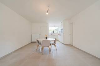 Ontdek Residentie Noordpoort in Diksmuide – Wonen in het hart van de Westhoek

Residentie Noordpoort, gelegen in de Oostendestraat te Diksmuide, biedt een unieke kans om te wonen in een moderne en comfortabele setting op wandelafstand van het bruisende stadscentrum. Met slechts 500 meter tot de Grote Markt geniet je van een centrale ligging met alle voorzieningen binnen handbereik: winkels, scholen, het station, horecazaken en meer.

Deze stijlvolle nieuwbouwresidentie bestaat uit 18 lichtrijke appartementen, elk met 2 slaapkamers en ruime zonnige terrassen en/of tuinen. Dankzij de doordachte architectuur en grote raampartijen baden de appartementen in natuurlijk licht. Bovendien bieden de meeste units een prachtig uitzicht op de Handzamedijk, een idyllisch stukje natuur langs de IJzer – perfect voor wie houdt van rust en groen. Wandelaars en fietsers vinden in de nabijgelegen IJzervlakte een waar paradijs.

Residentie Noordpoort is gebouwd met duurzame en tijdloze materialen, wat zorgt voor een warme, moderne uitstraling die jarenlang meegaat. Bovendien zijn alle nog beschikbare appartementen volledig afgewerkt, inclusief schilderwerken – je hoeft dus enkel nog je meubels te verhuizen.

Of je nu op zoek bent naar een eigen stek of een rendabele investering, Residentie Noordpoort biedt het beste van twee werelden: modern comfort op een toplocatie.
Neem vandaag nog contact op voor meer informatie of een bezoek aan het modelappartement.

HUURGARANTIE 1 JAAR: investeer in een nieuwbouwappartement. Dankzij de huurgarantie geniet je onmiddellijk van een stabiel en gegarandeerd inkomen.
ZOMERACTIE: ontvang een extra afwerkingscheque van € 5.000, exclusief btw.

Deze appartementen worden verkocht onder BTW-stelsel.