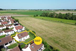 Op zoek naar een charmante tweede verblijfplaats of een rustige uitvalsbasis aan de kust? Dit gezellige vissershuisje, gelegen in Zeepolder 3, geniet van een prachtige ligging met open zicht over de omliggende polders. Dankzij de rustige omgeving en de inbegrepen staanplaats vormt dit een ideale plek om volledig tot rust te komen.<br /><br />De woning werd gebouwd in 1993 en beschikt over een bewoonbare oppervlakte van 80 m² volgens EPC. Op het gelijkvloers vindt u een inkomhal, een apart toilet, een badkamer met ligbad, een lichtrijke woonkamer met zowel een hout- als pelletkachel en een praktische keuken. Daarnaast bevindt zich op het gelijkvloers een eerste slaapkamer met ingemaakte kast. Op de verdieping zijn er nog twee volwaardige slaapkamers en een nachthal met extra bergruimte.<br /><br />Buiten geniet u van een aangename, volledig omheinde tuin met terras, gazon, haag en tuinhuis. Een afzonderlijke buitenberging biedt extra opslagruimte en beschikt over een aansluiting voor een wasmachine. Als eigenaar geniet u bovendien van de gemeenschappelijke faciliteiten van het domein, waaronder tennisvelden, pingpongtafels, een speeltuin en een zwembad. Daarnaast wordt het afval centraal ingezameld via containers op het domein, waardoor het gebruik van gemeentelijke afvalzakken niet nodig is.<br /><br />De woning werd voorzien van nieuwe PVC-ramen met hoogrendementsglas en beschikt over een conforme elektrische installatie. Het EPC bedraagt momenteel 505 kWh/m² jaar (label F), waarbij proefcertificaten beschikbaar zijn die een gunstigere energiescore kunnen ondersteunen.<br /><br />Extra troeven zijn het lage kadastraal inkomen, de conforme elektriciteit, de rustige ligging en het unieke polderzicht. Een ideale opportuniteit voor wie op zoek is naar een betaalbare vakantiewoning aan de kust met veel charme en potentieel.