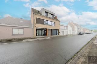 <p><strong>Ruime bel-etage woning 263m2 + atelier/magazijn 475m2 en winkelruimte in Oudenburg</strong></p>
<p>Op zoek naar een unieke woon- en werkcombinatie in het hart van Oudenburg? Dan is dit instapklare pand precies wat u zoekt!</p>
<p>Deze bel-etage biedt <strong>3 comfortabele slaapkamers</strong>, een <strong>volledig uitgeruste en smaakvol ingerichte keuken</strong>, een gezellige <strong>eetplaats</strong> en een <strong>zeer grote leefruimte</strong> waar het heerlijk vertoeven is. De <strong>badkamer</strong> is netjes afgewerkt en praktisch ingericht.</p>
<p>Wat dit pand extra bijzonder maakt, is het <strong>zeer ruime zonneterras aan de achterzijde</strong> – ideaal voor ontspanning, barbecue of tuinplanten.</p>
<p>Daarnaast beschikt dit eigendom over een <strong>ruime atelier</strong> én een <strong>winkelruimte aan de voorzijde</strong>. Dit maakt het bijzonder geschikt voor zelfstandigen, creatievelingen of wie wonen en werken graag wil combineren op één plek.</p>
<p><strong>Extra troef:</strong> een <strong>garage</strong> die zorgt voor veilige en vlotte parkeergelegenheid.</p>
<p><strong>Troeven op een rijtje:</strong></p>
<ul>
<li>
<p>3 slaapkamers</p>
</li>
<li>
<p>Badkamer met alle comfort</p>
</li>
<li>
<p>Moderne, ingerichte keuken</p>
</li>
<li>
<p>Grote eet- en zitplaats</p>
</li>
<li>
<p>Enorm terras achteraan</p>
</li>
<li>
<p>Atelier en winkelruimte</p>
</li>
<li>
<p>Garage</p>
</li>
<li>
<p>Gunstige ligging in Oudenburg</p>
</li>
</ul>
<p>Een veelzijdig pand met eindeloze mogelijkheden. Interesse? Neem snel contact met ons op voor een bezichtiging!</p>