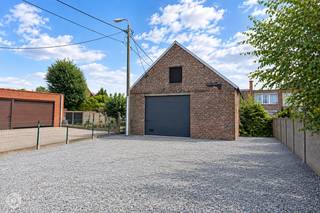 Op een uitstekende locatie te Sint-Katelijne-Waver bevindt zich deze garage/magazijnruimte van +- 95 m². De ruimte is gelegen nabij centrum Mechelen en verder geniet u van een uitstekende bereikbaarheid naar de R6 en de E19 richting Antwerpen of Brussel.<br /><br />Vooraan de garage beschikt u ook over voldoende parkeermogelijkheden. Dit is een uitstekende opportuniteit als u op zoek bent naar een garage op een toplocatie in regio Mechelen. Contacteer ons voor meer informatie op 0474/78 07 73 of via info@boonstravastgoed.be . <br /><br />Bijzonderheden : <br />- Garage<br />- Voldoende parking<br />- Oppervlakte = 95 m²