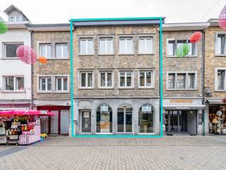 Immo By Julie vous présente cet immeuble mixte entièrement rénové en 2026, idéalement situé dans la rue commerçante piétonne de La Roche-en-Ardenne, bénéficiant d’un emplacement de premier choix et d’une excellente visibilité.
Le rez-de-chaussée propose une belle surface commerciale de ±115 m² avec jolie vitrine, idéale pour développer une activité commerciale, horeca, bureau, magasin, etc. Une opportunité parfaite pour un commerce bénéficiant d’un passage privilégié.
Au 1er étage, un appartement de ±75 m² composé d’une chambre.
Aux 2e et 3e étages, un spacieux duplex de ±140 m² comprenant 4 chambres. La cuisine équipée du duplex est en cours d'installation.
Chaque logement dispose de sa propre cave. La surface commerciale bénéficie de 2 caves.
Les entrées sont totalement séparées entre la partie commerciale et les logements, rare à La Roche !
L’immeuble dispose également de sorties de secours conformes aux exigences en matière de sécurité incendie. Possibilité d’aménager des terrasses pour chaque appartement.
Rénovation complète en 2026, compteurs d’eau et d’électricité séparés, pompes à chaleur réversibles (chaud/froid).
Rendement locatif estimé entre 35.000 € et 38.000 € par an.
PEB en cours de préparation.
Une belle opportunité d’investissement dans une destination touristique très prisée des Ardennes !
Renseignements : Immo By Julie au 0498/49.77.56