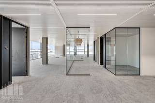 Bent u op zoek naar een unieke kantoorruimte op een <strong>toplocatie met onmiddellijke verbinding naar belangrijke snelwegen</strong>? Dan is deze kantoorruimte van 183 m² op de 1ste verdieping van toren 'D' op de innovatieve en <strong>hypermoderne bedrijvencampus 'O-Forty' </strong>precies wat u zoekt. Gelegen naast op- en afrit 9 Oostkamp én met visibiliteit langs de E40 biedt deze ruimte een uitstekende bereikbaarheid.<br /><br />De kantoren zijn casco+ afgewerkt met klimaatplafond en tapijttegels. U kunt ook gebruik maken van de gemeenschappelijke refter/ontspanningsruimte en extra vergadermogelijkheden (en seminarie ruimtes) in toren 'B'. <br /><br />Deze bedrijvencampus biedt nog vele andere voordelen, zoals een event space, coworking space, foodbar, fitness, padel, badgesysteem, pakjesmuur en ruime boven en ondergrondse parkeermogelijkheden. Onmiddellijk beschikbaar!<br /><br />Neem contact op met<strong> PANORAMA B2B</strong> voor bijkomende inlichtingen, plannen of een vrijblijvend plaatsbezoek via <strong>0479 70 70 73</strong>.