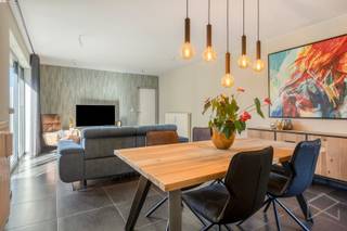 <strong>Gelijkvloers appartement met tuin en 3 slaapkamers te koop in Hulst</strong><br /><br />Het appartement is gelegen in een gezellige en rustige woonwijk van Hulst. De groene omgeving en het residentiële karakter zorgen voor een fijne woonbeleving, ideaal voor gezinnen en wie houdt van rust en ruimte. Tegelijk bevinden winkels, scholen, horeca en andere dagelijkse voorzieningen zich op korte afstand.<br /><br />We komen het appartement binnen via de voordeur en komen terecht in de ruime inkomhal (3,78m²), die voorzien is van ingemaakte kasten. Hier bevindt zich ook het gastentoilet (1,68m²). De woonkamer (32,78m²) geniet dankzij de vele ramen van veel natuurlijke lichtinval en is voorzien van een airco. De keuken (11,32m²) staat in verbinding met de woonkamer en is uitgerust met een frigo, oven, elektrisch kookvuur, een vaatwasser en een lavabo. Verder bevindt zich aan de keuken een praktische berging (10,59m²), ideaal om spullen te stockeren en hier is ook de aansluiting voor het wasmachine. <br />Verder zijn er drie ruime slaapkamers (9m²,13,14m² en13,84 m²) allemaal voorzien van een makkelijk te onderhouden tegelvloer en de ruimste slaapkamer is voorzien van airco. Als laatste hebben we de badkamer (7,40m²), die uitgerust is met een inloopdouche, een enkele lavabo, een toilet.<br /><br />Buiten is er een gezellig terras met tuin. Ideaal om van het zonnetje te genieten. Er is ook een praktische tuinberging (6,22m²) aanwezig.<br />Voor de wagen is er parkeermogelijk onder de carport (16m²).<br /><br />De centrale verwarming gebeurt via radiatoren op aardgas (condenserende ketel). Alle ramen zijn voorzien van elektrische rolluiken met uitzondering van de voordeur. De elektriciteit is conform het AREI en de berekende energiescore is 137 kwh/m² jaar wat resulteert in een EPC label B.<br /><br />Spreekt dit instapklare appartement jullie aan? Contacteer ons via info@bosmanvastgoed.be voor meer info of een bezoek ter plaatse. Wij helpen jullie graag verder!