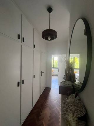 In het gezellige Wilrijk ligt dit gerenoveerde tweeslaapkamer appartement. Park Van Eden en het Fort van Wilrijk liggen op wandel- en fietsafstand. Bovendien is er een vlotte verbinding door de nabijheid van de A12 en de Antwerpse Ring. <br /><br />Het appartement is recent gerenoveerd en gelegen op de tweede verdieping (zonder lift) van een kleinschalig gebouw. Binnenkomen doe je via de ruime inkomhal met ingemaakte kasten. Verder kom je in de lichte woonkamer op parket met aansluitend de uitgeruste keuken (vaatwasser, kookvuur, dampkap, koelkast, diepvries en oven). Vooraan is een terras waar je kan genieten van de aankomende zomerdagen. Verder beschikt het appartement over twee ruime slaapkamers, een badkamer met ligbad en douche, berging en een apart toilet. <br /><br />Bijzonderheden:<br />Onmiddellijk beschikbaar<br />Garagebox verplicht bijhuren: 100,00 €/maand<br />Maandelijkse kosten: 50 €/maand (incl. water)<br />Gas en elektriciteit met eigen meters<br />EPC: 168kWh (label B)<br />Vraag uw bezoek aan via: https://mijnhuurprofiel.be/property/6ea93e51-75bb-4491-ab26-2d7d59a222dc
