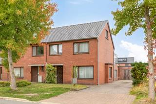 Bij het betreden van de woning komen we binnen in de inkomhal, waar een apart gastentoilet aanwezig is. Van hieruit gaan we verder naar de ruime...