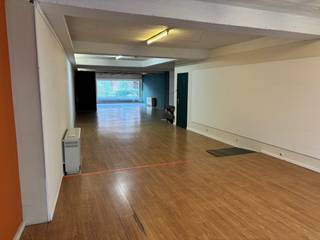 Spacieuse surface commerciale de 130 m² au cœur d’Ostende! Cet espace commercial unique se situe dans le dynamique centre commerçant d’Ostende, avec une façade de 5 mètres offrant une visibilité maximale. Le magasin est facilement accessible par deux côtés, garantissant ainsi un flux supplémentaire de clientèle. De plus, il dispose d’une très grande cave de stockage, idéale pour un espace d’entreposage complémentaire ou pour l’extension de vos activités. Parfaitement situé dans une rue commerçante piétonne, où l’affluence est constante, cet emplacement offre de nombreuses opportunités pour développer votre activité. La surface est immédiatement disponible et offre de multiples possibilités pour divers concepts (hors horeca). Pour plus d’informations ou pour planifier une visite, contactez notre bureau. Ne manquez pas cette occasion et franchissez la prochaine étape de votre rêve d’entrepreneur !