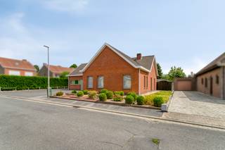 ALLEENSTAANDE GELIJKVLOERSE VILLA TE KOOP IN DESSELGEM – 3 SLAAPKAMERS EN RUIME ZONNIGE TUINOp een perceel van 960 m² bevindt zich deze instapklare,...