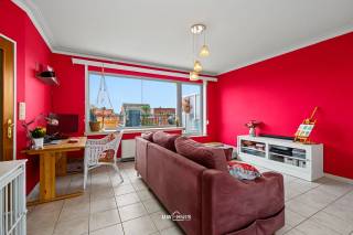 <br />Op de bovenste verdieping in het hart van Sint-Niklaas vind je dit knappe appartement dat zich onderscheidt van de rest. De troef die je nergens anders vindt: een gigantisch terras met een weids zicht over een groot deel van Sint-Niklaas. Hier drink je 's ochtends je koffie boven de stad en ontvang je 's avonds je gasten met een panorama dat écht uniek is voor deze prijsklasse.<br />Binnen baadt het appartement in het licht. De ruime, open keuken loopt naadloos over in de leefruimte en vormt zo één heldere, gezellige ruimte om in te wonen en te ontvangen. Twee volwaardige slaapkamers en een badkamer met het nodige comfort maken het geheel compleet.<br />Energetisch zit je goed. Dankzij dakisolatie, een lucht-lucht warmtepomp en dubbele beglazing behaalt het appartement een EPC-label D – wat betekent dat er géén renovatieplicht van toepassing is. Instappen en genieten, zonder verplichte werken op je pad.<br />De centrale ligging aan de Kasteelstraat zet je op wandelafstand van winkels, horeca en het openbaar vervoer. En omdat een garage mee verkocht wordt en volledig in de prijs zit, ken jij nooit meer parkeerstress. Die garage maakt van dit appartement een absolute topper in zijn prijscategorie.<br />Bel of mail ons voor een afspraak op het nummer: 052/46.38.03 of info@uw-huis.be en wie weet tot binnenkort!<br /><br />