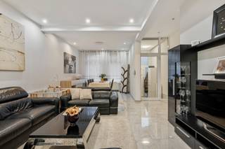 <p><strong>Ruimte, potentieel en charme in de Groenenhoek</strong></p>
<p><strong>Welkom in de Euterpestraat, in een huis vol mogelijkheden in één van de meest gegeerde wijken van Berchem. De Groenenhoek is zo’n buurt waar buren mekaar nog groeten, waar alles dichtbij is - van de bakker tot het station tot het park - en waar het leven net dat tikkeltje trager mag gaan. Dit huis ligt er centraal maar rustig, en biedt veel ruimte, veel licht en vooral: veel potentieel. Benieuwd? Kom binnen!</strong></p>
<p><strong>Binnenkomen met mogelijkheden</strong></p>
<p>Je komt binnen via een inkomhalletje dat meteen doorloopt naar de leefruimte en eetruimte. Hier voel je het meteen: dit huis heeft volume. De hoge plafonds, de rechte lijnen en de doordachte indeling maken dat je hier alle kanten op kunt. Het is een plek die wacht op iemand met ideeën: want hoewel het huis vandaag perfect functioneel is, vragen sommige ruimtes nog om een frisse toets of afwerking.</p>
<p><strong>Leefruimte met doorgang</strong></p>
<p>De leefruimte strekt zich uit van voor tot achter, met genoeg plek voor een grote tafel, een gezellige zithoek en misschien zelfs dat leeshoekje waar je al zo lang van droomt. Links vind je een apart toilet - en van hieruit heb je ook toegang tot de ruime, droge kelder. Aan de rechterkant ligt een kleine overdekte binnenkoer: vandaag geen buitenruimte, maar met het juiste plan (en een vergunning) kan hier een knusse stadskoer ontstaan.</p>
<p><strong>Keuken en extra hoekjes</strong></p>
<p>De keuken bevindt zich aan de rechterzijde, netjes afgescheiden maar toch dicht bij de leefruimte: praktisch én gezellig. Aan de linkerkant heb je nog een extra hoek: ideaal als eetruimte, speelzone of tv-hoek. De indeling maakt het gelijkvloers enorm flexibel, klaar om zich aan te passen aan jouw manier van wonen.</p>
<p><strong>Twee verdiepingen vol ruimte</strong></p>
<p>De eerste én tweede verdieping zijn elkaars spiegelbeeld, met telkens twee slaapkamers en één badkamer. Dat betekent: vier volwaardige slaapkamers in totaal, en genoeg badkamers om het hele gezin te voorzien van het nodige comfort.</p>
<p><strong>Handig om weten</strong></p>
<p>Ondergronds vind je een grote, droge kelder, perfect voor was en voorraad. En een voortuin? Ook daar is aan gedacht: hier kan je makkelijk fietsen, vuilnisbakken of een heuse jungle kwijt. De elektriciteit is conform en de basisstructuur van het huis is solide: ideaal voor wie z’n eigen stempel wil drukken zonder van nul te beginnen.</p>
<p><strong>Verliefd? <u>Info@ugly.be</u></strong></p>