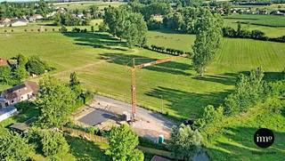Pajottenland/Gooik/ grens met Lennik :  Droomt u van HEDENDAAGS WOONCOMFORT op een UNIEKE locatie waar RUST, NATUUR en RUIMTE samenkomen? Dan is deze HOOGWAARDIGE PASSIEVE NIEUWBOUWVILLA ongetwijfeld een buitenkans. De bouwwerken starten in JULI 2026, met een verwachte OPLEVERING in JULI 2027. Vanuit de LICHTRIJKE, ZUIDGERICHTE woonkamer en het RUIME TERRAS geniet u elke dag van een FENOMENAAL UITZICHT over de uitgestrekte AKKERS en WEILANDEN van het IDYLLISCHE Pajottenland. Deze energiezuinige BEN-woning (E20) wordt gebouwd met bijzondere aandacht voor KWALITEIT, DUURZAAMHEID en WOONCOMFORT. Dankzij de warmtepomp, zonnepanelen en vloerverwarming bent u verzekerd van een uiterst ENERGIEZUINIGE en TOEKOMSTGERICHTE woning.
De villa beschikt over: 4 volwaardige slaapkamers; 
2 stijlvolle badkamers, een luxueuze master bedroom met eigen dressing en badkamer, een open leefkeuken met hoogwaardige afwerking, een ruime, lichtrijke leefruimte met panoramische zichten en een praktische carport.
Bovendien bevindt de woning zich op een RUSTIGE locatie, terwijl winkels, scholen, het centrum en openbaar vervoer zich op korte afstand bevinden. Zo geniet u van het beste van twee werelden: landelijke rust én een UITSTEKENDE BEREIKBAARHEID.
Een extra TROEF? Wie SNEL BESLIST, krijgt INSPRAAK in de KEUZE van de AFWERKINGSMATERIALEN , zodat u uw nieuwe thuis volledig naar eigen smaak kunt vormgeven.
Onder de geldende voorwaarden komt deze woning bovendien in aanmerking voor het VERLAAGDE BTW-tarief van 6%, wat een aanzienlijke financiële meerwaarde kan betekenen. 
Laat u verleiden door de CHARME van het prachtige Pajottenland - het TOSCANE van Vlaanderen - waar uitzonderlijke vergezichten, rust en natuur centraal staan.
Interesse of wenst u meer informatie over dit unieke project? Contacteer IMMO STORE via 0470 91 63 38. Wij begeleiden u graag tijdens een bezoek aan de site en lichten het project met plezier verder toe. Prijs: 850.000€ + kosten (6% mogelijk)