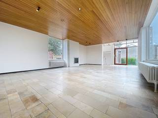 Ontdek deze volledig gerenoveerde villa te huur in een rustige, residentiële buurt. De woning combineert hoogwaardige afwerking met...