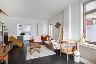 Op een goede locatie te Duffel bevindt zich deze instapklare woning met 2 slaapkamers en terras. U geniet hier van een uitstekende bereikbaarheid, toch vlakbij winkels, eet-en drankgelegenheden, scholen en het openbaar vervoer. Gelegen op een boogscheut van Mechelen en Lier en met een goede verbinding naar E19 richting Antwerpen en Brussel.<br /><br />We betreden de woning via de inkomhal met vestiaire en apart gastentoilet. De woonkamer geniet van veel lichtinval en kunt u inrichten met een aparte eetplaats en gezellige zithoek. Aansluitend bevindt zich de keuken de welke is voorzien van de voornaamste toestellen en daarnaast ook toegang biedt tot het terras. Via de nachthal op de eerste verdieping bereikt u 2 ruime slaapkamers en de badkamer, uitgerust met dubbele lavabo, een douchebad en een toilet. Tot slot is de woning nog voorzien van een ruime kelder en een aangenaam terras waarop u steeds in alle rust en privacy kan genieten van het mooie weer.<br /><br />Dit is een uitstekende opportuniteit als u op zoek bent naar een instapklare woning op een goede locatie te Duffel. Contacteer ons voor meer informatie op +32 479/47.09.61 of neem een kijkje op www.boonstravastgoed.be. <br /><br />Bijzonderheden: <br />- Instapklaar<br />- Goede locatie<br />- 2 slaapkamers