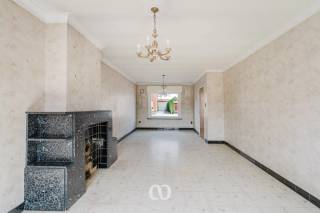 SCHRIJF JE IN VOOR HET EERSTE BEZOEKMOMENT VAN MAANDAG 28 SEPTEMBER VIA ONZE WEBSITE!<br /><br />Ben jij op zoek naar een ruime, te renoveren gezinswoning in Oudenaarde met vier slaapkamers en een mooie tuin? Gevonden!<br /><br />De uitstekende ligging op een boogscheut van het centrum van Oudenaarde en de belangrijke invalswegen zoals de N60, de ruime slaapkamers, de garage en de gezellige tuin zijn maar enkele van de vele troeven die we hier terugvinden.<br /><br />INDELING:<br /><br />GLV: Je komt de woning binnen via de inkomhal. Van hieruit heb je toegang tot de living met zicht op de tuin. De living loopt verder door naar de keuken. Verder beschikt het gelijkvloers over een praktische garage, een wasplaats, een apart toilet en een handige aanbouw die extra bergruimte biedt.<br /><br />1eV: Op het eerste verdiep kom je boven in de nachthal. Van hieruit heb je toegang tot de badkamer en vier slaapkamers. Twee slaapkamers zijn volledig apart en daarnaast zijn er nog twee slaapkamers die met elkaar verbonden zijn.<br /><br />ZOLDER + KELDER: De woning beschikt bovendien over zowel een handige zolder als een kelder, ideaal voor extra bergruimte.<br /><br />TUIN: Achter de woning bevindt zich een gezellige tuin die heel wat mogelijkheden biedt om in alle rust van de buitenruimte te genieten.<br /><br />Lijkt deze woning wel iets voor jou? Aarzel dan zeker niet en contacteer ons vandaag nog om een bezoek in te plannen!