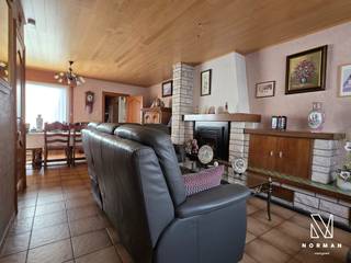 Stevige woning met 3 slaapkamers en garage te koop in Kuurne<br /><br />Bij het binnengaan van de woning komt u terecht in de hall die toegang geeft tot de ruime living met eetplaats. Aansluitend bevindt zich de ingerichte keuken met toegang tot het terras en de tuin. Verder vindt u op het gelijkvloers nog een afzonderlijk toilet, een ruime garage en een keldertje.<br /><br />Op de eerste verdieping zijn er drie slaapkamers en een badkamer uitgerust met een bad, lavabo en toilet. Een echte extra troef van deze woning is de zeer ruime zolder, op vandaag te betreden via een luik. Gezien de grootte en hoogte van de zolder bestaat de mogelijkheid om mits de nodige aanpassingswerken hier bijkomende slaapkamer(s)/hobbykamer te maken. <br /><br />Pluspunten: <br />+ 173 m² bewoonbare oppervlakte volgens EPC<br />+ betonstructuur<br />+ grote zolder met mogelijkheden<br />+ woning met groot potentieel