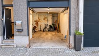 <p><span>Op amper 50 stappen van de gezellig drukke Grote Markt, ligt deze in 2024 gerenoveerde woning. In het stadscentrum is een grote garage met afstandsbediende poort goud waard. U kan er met een bestelwagen of 2 auto’s binnen. De Standonckstraat is voorzien van kasseiverharding en is voor auto’s doodlopend. De rustig gelegen woning met authentieke gevel, wordt opgefleurd door een plint in blauwe hardsteen en donkergrijze ramen (2017). Binnen worden we gecharmeerd door de hoge plafonds en de authentieke accenten: originele vloertegels, authentieke geschilderde trap, accentmuur in zichtbaar metselwerk. Open keuken (2024) en living krijgen in één hoek nog veel extra licht binnen via ramen rond de buitenruimte. De keuken omvat een oven, kookplaat, dampkap, koelkast, aparte freezer en een vaatwasser. Op de eerste verdieping, naast het toilet, staat een berging/wasplaats ter beschikking, terwijl ook op de 2</span><span><sup>e</sup></span><span> verdieping nog extra bergruimte beschikbaar is. De koelte wordt zowel op de eerste als op de tweede verdieping gegarandeerd door de aircotoestellen met warmtepomptechnologie. Onder dak werden de twee slaapvertrekken gescheiden door een wand in loftstijl, aangevuld door een open badkamerruimte: douchecabine in glas met regendouche en lavabomeubel met spiegel. </span></p><p><span> </span></p>