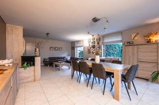 Deze gezinswoning heeft de volgende indeling: op het gelijkvloers zijn er 2 gelijkvloerse praktijkkamers, toilet, een grote leef en open zitruimte en keuken, badkamer(wasruimte), berging, garage,...<br />Trap naar verdiep 1 waar er 4 kamers zijn en een badkamer en 2 bergingen.<br />De woning, rustige ligging en dichtbij de vaart, heeft een leuk tuinhuis met overdekking zodat er optimaal kan genoten worden van de zonnige tuin.<br />- 20.000 l regenwater<br />Neem vrijblijvend contact op met maggie@vastgoednorman.be of 0479402404.