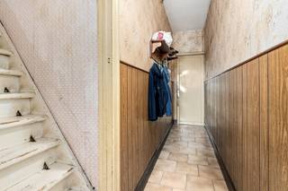 Roeselare-stadsrand.  Te renoveren ruime stevige rijwoning met 3-4 slaapkamers op een mooi perceel van 263m2.  Ideaal voor doe-het-zelver en renoveerder/investeerder. <br /><br />Ideaal gelegen aan de Mandellaan en op een boogscheut van de stadskern, E 403, alle scholen, winkels en allerhande.<br /><br />voorgevel: +/- 4.1m           <br />totaal bruikbare bebouwde oppervlakte: 132-135m2<br />gelijkvloers: 65-68m2  -   1ste verdieping: 38.5m2  -  2de verdieping :  30.54m2<br /><br />Inkomhal, fiets/opberggarage, woonkamer, kelder, toilet, bergingen, 4 slaapkamers met zolderkamer<br /><br />Stevig gebouwde woning met heel veel renovatiemogelijkheden aan 6% btw / of / sloop en wederopbouw eveneens aan 6% btw <br />Perceel : 263m2<br />Zuidwestelijke ligging, ideaal voor de namiddag -en avondzon<br /><br />Dit pand is onderhevig aan de renovatieverplichting die door de Vlaamse overheid wordt opgelegd voor residentiële gebouwen. Raadpleeg de website van het Vlaams Energie- en Klimaatagentschap via https://www.vlaanderen.be/een-huis-of-appartement-kopen/renovatieverplichting-voor-residentiele-gebouwen. <br /><br />Reserveer uw bezoek zodat we samen met u de beste mogelijkheden kunnen vinden in dit project.<br /><br />Contacteer ons voor een bezichtiging en bel ons op het nummer 051/ 62 40 40!