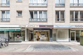 <p><strong><u>De Panne: Centraal gelegen handelspand in het hart van De Panne:</u></strong></p>

<p> </p>

<p>Ontdek dit zeer centraal gelegen handelspand in het levendige centrum van De Panne. Gelegen nabij de Zeelaan, op slechts een steenworp afstand van de zee en het openbaar vervoer, biedt dit pand een uitstekende locatie voor uw nieuwe bedrijf. Recentelijk volledig gerenoveerd, staat het pand klaar om uw nieuwe project of zaak te verwelkomen.</p>

<p> </p>

<p>Het handelspand bestaat uit een handelsruimte maar beschikt eveneens over een apart toilet en een privatieve kelder.</p>

<p> </p>

<p><strong>Troeven:</strong></p>

<ul><li>Centrale ligging: Gelegen in het bruisende centrum van De Panne, met alle voorzieningen binnen handbereik.</li><li>Nabijheid van de Zeelaan: Ideaal voor zichtbaarheid en bereikbaarheid voor klanten.</li><li>Klaar voor gebruik: Dankzij de recente renovatie is het pand direct klaar voor het lanceren van uw nieuwe project of zaak.</li></ul>

<p> </p>

<p>Neem contact op met ERA SERVIMO De Panne om een bezoek te plannen en deze unieke kans niet te missen.</p>

<p><strong><em>ERA SERVIMO De Panne</em></strong></p>

<p><strong><em>058/22.41.70 - fre@eraservimo.be</em></strong></p>