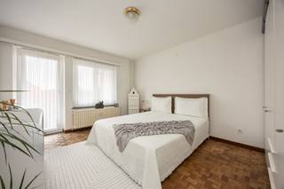 Dit opbrengsteigendom op een centrale maar rustige locatie in Turnhout ligt vlak bij winkels en is vlot bereikbaar. De omgeving biedt bewoners een aangename mix van comfort en nabijheid van voorzieningen, wat het geheel interessant maakt voor verhuur en investering. Via de gezamenlijke inkomhal bereikt u de vier verdiepingen, telkens met twee appartementen van ca. 87–89 m². Elke unit omvat een lichtrijke leefruimte met aansluitende keuken, twee slaapkamers, een praktische badkamer en een klein terrasje. In de kelder en gelijkvloers bevindt zich een bijzonder ruime parkeergarage met 22 plaatsen, wat het gebruiksgemak sterk verhoogt. De lift bedient alle niveaus. De EPC-scores variëren tussen A en B; de appartementen beschikken allemaal over een warmtepomp lucht/lucht. Dit pand valt niet onder de renovatieverplichting. Het gebouw heeft een brutorendement van 6%.<br /><br />Troeven: <br />- Mooie ligging in het centrum van Turnhout<br />- Alle appartementen zijn verhuurd<br />- Gunstige EPC's (A-B)