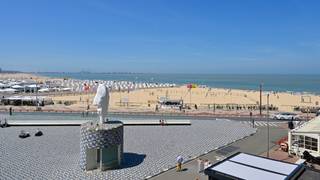 <p><strong>Zonnig appartement met frontaal zeezicht op het Rubensplein<br /></strong><br />Toplocatie op het Rubensplein, met een panoramisch en onbelemmerd zicht op zee, strand en plein. Dit charmante vakantieappartement op de zonnekant van het plein werd volledig vernieuwd met oog voor kwaliteit en sfeer, in een warme landelijke stijl.</p>
<p>Indeling: inkomhal met vestiaire en apart gastentoilet, lichtrijke leefruimte met westgericht zeezicht en aansluitende open keuken. Badkamer met inloopdouche, één volwaardige slaapkamer met ingemaakte kasten en een tweede, compacte kamer ingericht met stapelbed.</p>
<p>Extra troeven zijn de inbegrepen meubels, gordijnen en decoratie, alsook een kelder en gemeenschappelijke fietsenberging in het gebouw.</p>
<p>Mogelijkheid tot aankoop van een garagebox onder het Rubensplein. <br />EPC: 164 kWh/m² [UC: 1464019].</p>