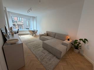 Stijlvol gerenoveerd 1-slaapkamerappartement met inpandige autostaanplaats in Oud-Berchem<br /><br />In de gegeerde wijk Oud-Berchem – Harmonie bevindt zich dit prachtig, volledig gerenoveerde appartement (2025) op de eerste verdieping, gelegen aan de Grétrystraat 19, 2018 Antwerpen. Een ideale woonplek voor wie op zoek is naar comfort, karakter en een centrale ligging. (Dichtbij stedelijke invalswegen en dicht bij de stad.)<br /><br />Bij het binnenkomen valt meteen het hoogwaardige visgraat parket op, dat het appartement een warme en elegante uitstraling geeft. De lichtrijke leefruimte sluit naadloos aan op de open, moderne keuken, die volledig is uitgerust en perfect integreert in het geheel. Het appartement beschikt over één ruime en lichtrijke slaapkamer. De badkamer is stijlvol afgewerkt en voorzien van een ligbad – ideaal om tot rust te komen na een drukke dag. <br />Daarnaast geniet u van extra bergruimte dankzij een private kelder. <br /><br />De energiezuinigheid (EPC B) draagt bij aan een comfortabel en toekomstgericht woongevoel.<br />Een absolute troef is de inpandige autostaanplaats die verplicht bij aan te kopen is voor €15.000.<br /><br />Troeven op een rij:<br />Volledig gerenoveerd in 2025<br />Gelegen in het populaire Oud-Berchem (Harmonie)<br />1 slaapkamer met ingemaakte kasten<br />Open keuken en lichtrijke leefruimte<br />Visgraat parket voor een luxueuze uitstraling<br />Badkamer met ligbad<br />Private kelder<br />EPC B<br />Inpandige autostaanplaats in het gebouw zelf<br /><br />Vraagprijs: €279.000 + verplicht aan te kopen inpandige autostaanplaats voor €15.000<br /><br />Interesse in dit instapklare appartement op toplocatie? Neem vandaag nog contact op voor een bezoek!<br />0474 24 91 28<br />Polderman@outlook.com
