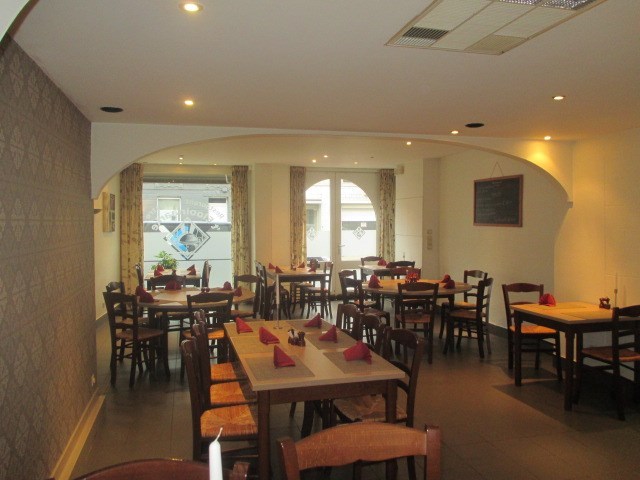 Zeer centraal gelegen opbrengsteigendom in hartje Sint-Eloois-Vijve! - foto 2